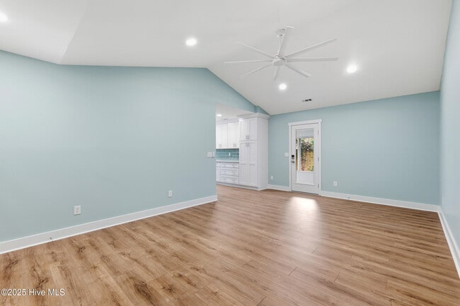 Building Photo - 303 Hixon Pl