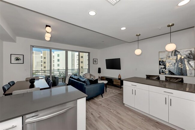 Building Photo - 1703 N Tamiami Trl