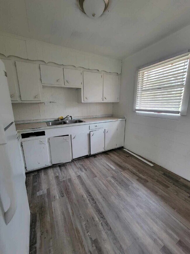 Building Photo - 2/1 located in Leakesville