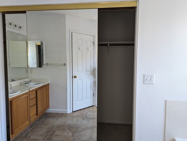 Building Photo - 5 Holtz Ct