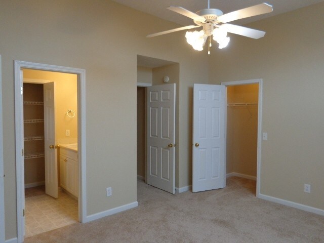 Building Photo - 884 Pin Oak Dr