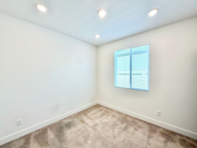 Building Photo - Move-In Ready 5 Bedroom Home with Solar & Large Loft