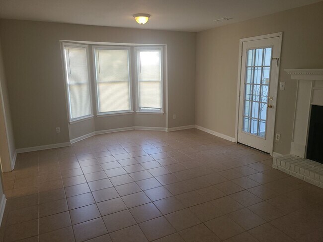 Building Photo - 8010 Woodlake Dr