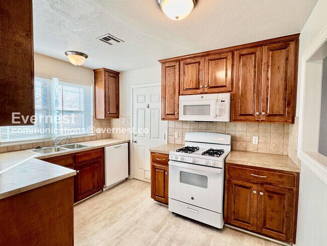Building Photo - PROMO: Get HALF month’s rent free when you sign the lease TODAY! / 3 Bed, 1 Bath Home with Fenced...