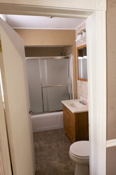Building Photo - 622 End Ct