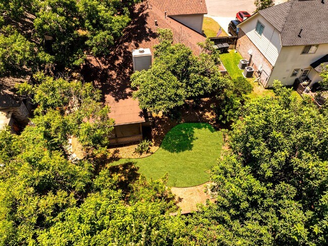 Building Photo - Spacious Cul De Sac Location Surrounded by...