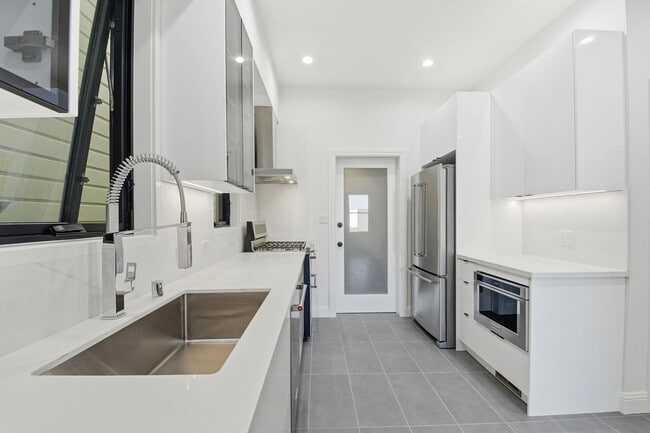 Building Photo - 38-42 Broderick Street