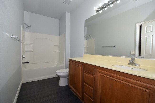 Building Photo - Spacious 2-bed 2-bath with Attached Car Ga...