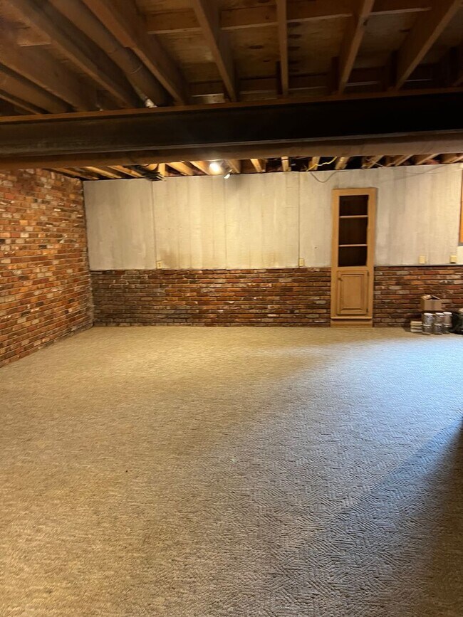 Building Photo - Single Family Home on almost an acre, 4 be...