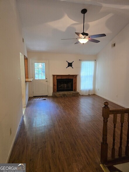 Building Photo - 180 Pinewood Dr