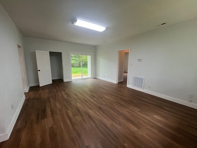 Building Photo - 3 Bedroom, 2 Bath House