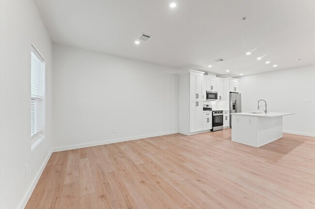 Building Photo - 1325 35th St