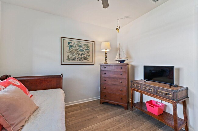 Building Photo - 9520 SE Point Terrace