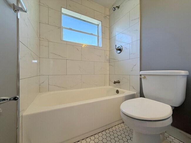 Building Photo - 815 2nd St