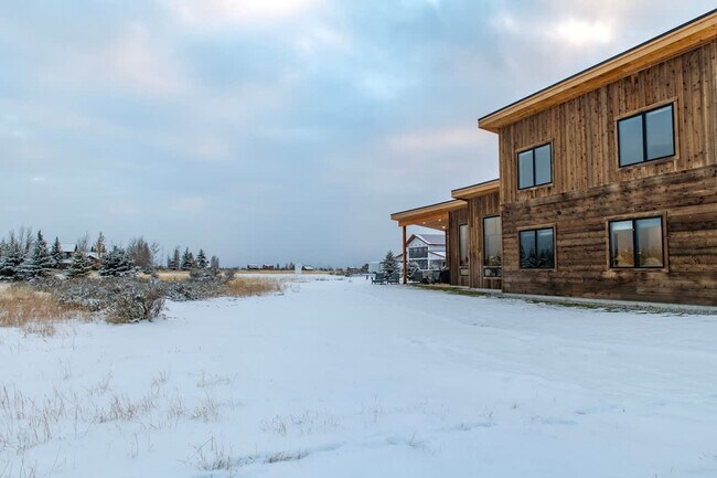 Building Photo - 3402 Alta Vista Dr