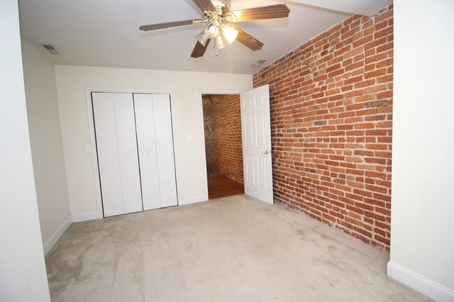 Building Photo - Spacious Riverside 3bd/2.5ba home CAC and ...