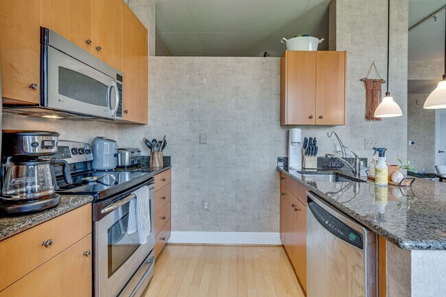 Building Photo - Modern Condo in Old Town Alexandria