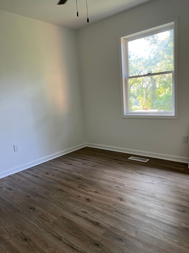 Building Photo - 3 bed / 2 bath in South Asheville