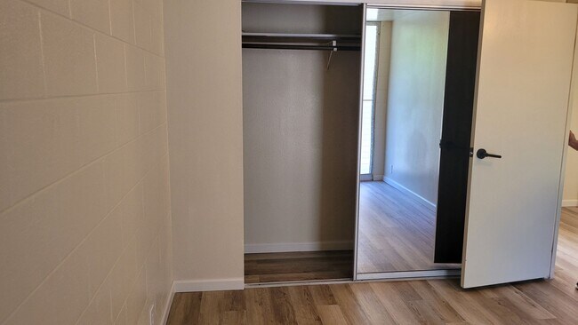 Building Photo - Newly Renovated 2bd, 1bath, 2 pkg 890sqft ...