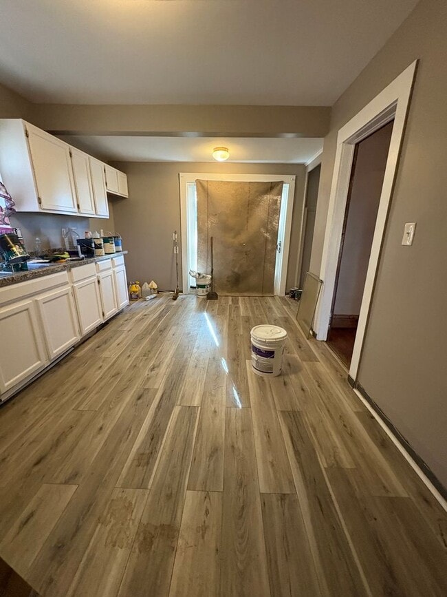 Building Photo - Three Bedroom Single Family Home!