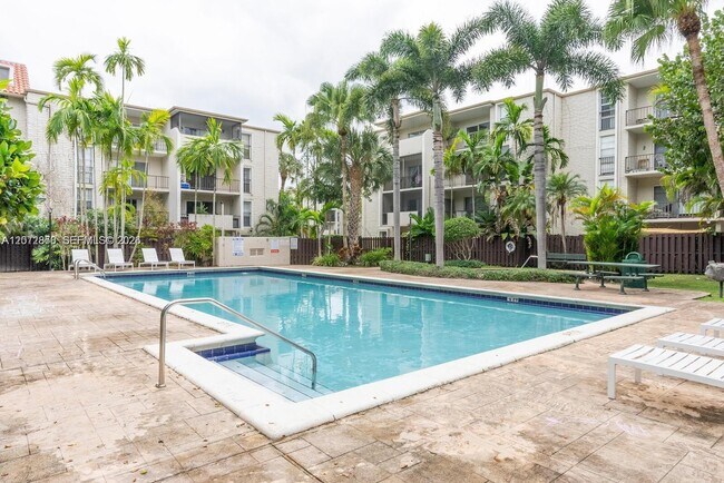 Building Photo - 6900 N Kendall Dr