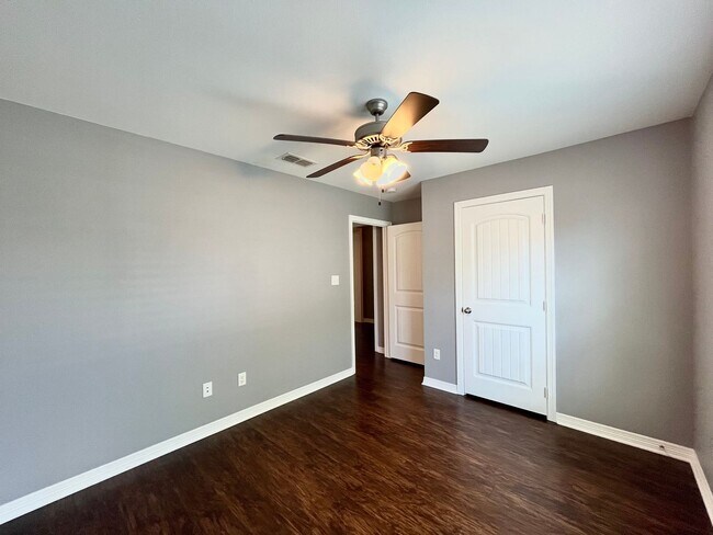 Building Photo - 2520 Meadowglen Ct