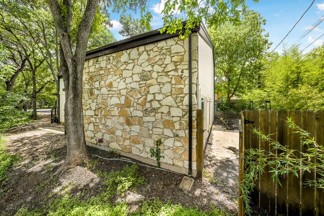 Building Photo - 1913 Lightsey Rd