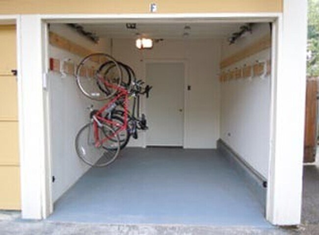 Building Photo - Nicely Renovated Townhome in Adorable Broo...