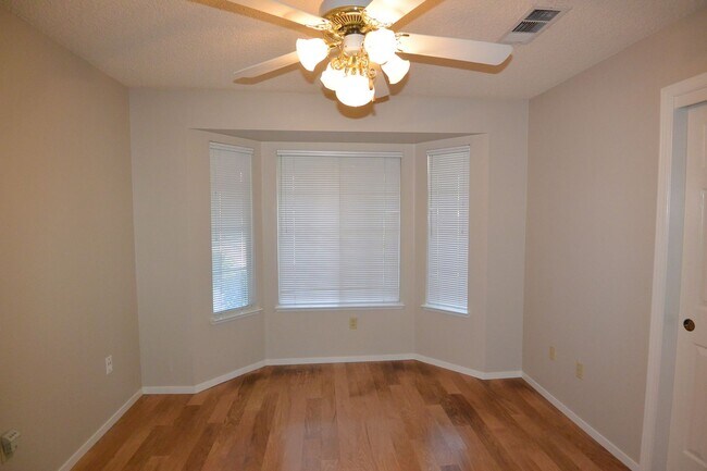 Building Photo - 3 bedroom 2 bathroom in the El Diamante sc...