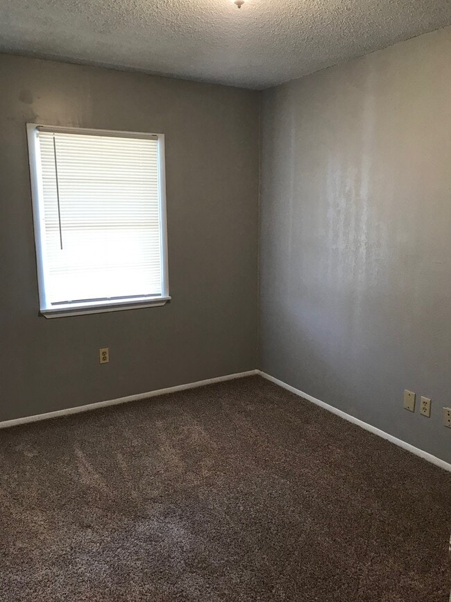 Building Photo - Updated 3 bedroom home sitting on 1 acre in Tuscola!!