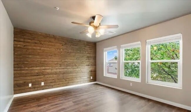 Building Photo - Great Mountain Gate Home 3 bed, 2 1/2 bath home with 2 car garage Property Pros Property Manageme...