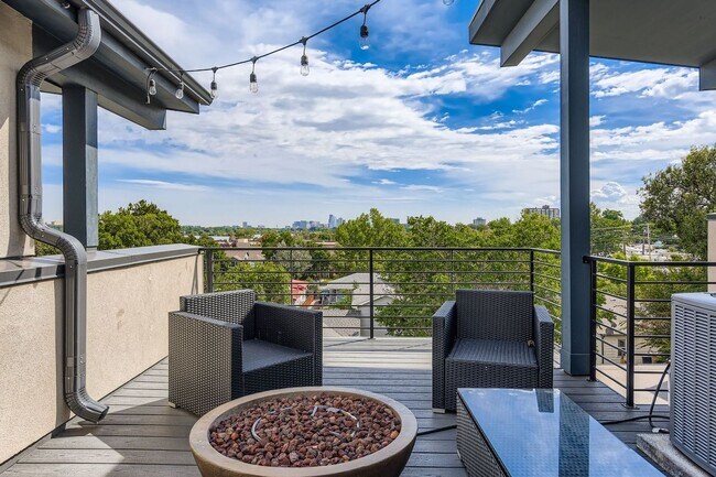 Building Photo - Luxury 3 bed, 3.5 bath Townhome Blocks fro...