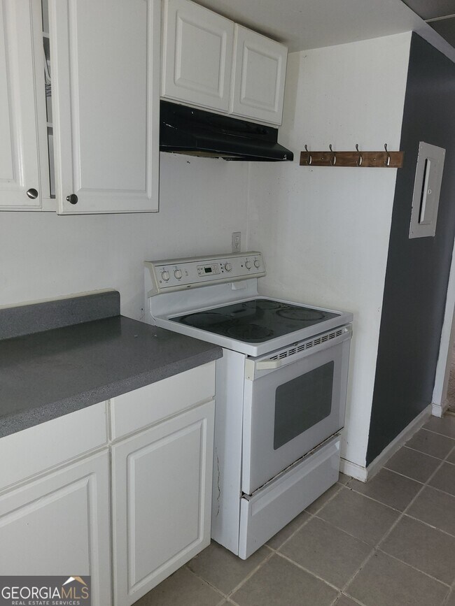 Building Photo - 6330 Holcomb Way