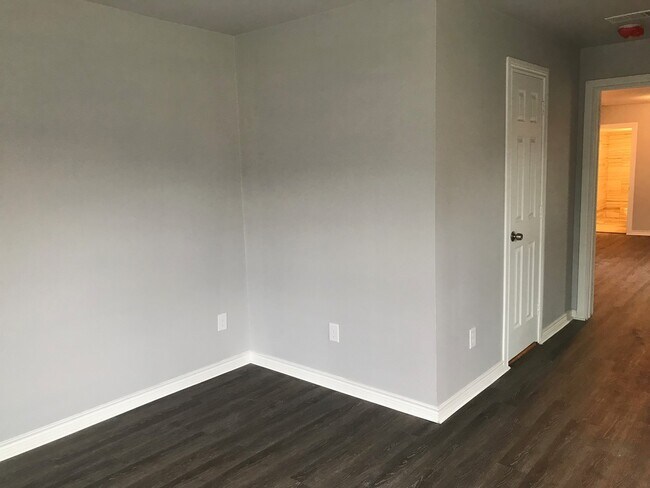 Building Photo - 512 Graham Ave