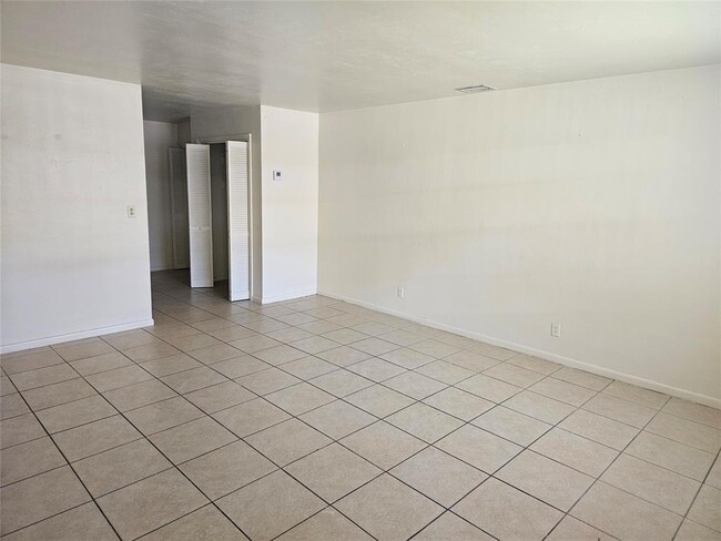 Building Photo - 1032 NW 5th Ave