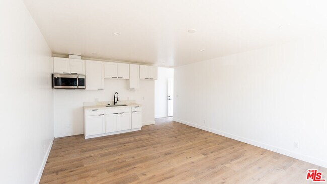 Building Photo - 153 W 51st St
