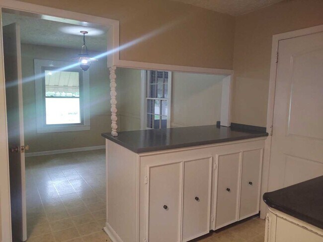 Building Photo - 3 bedroom 2 bath house available now! Pet friendly!
