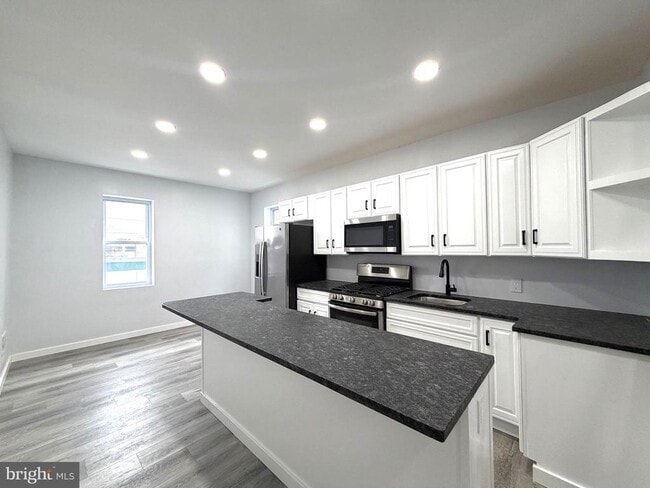 Building Photo - 330 N 2nd St