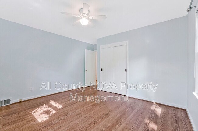 Building Photo - 3160 Ravenwood Dr