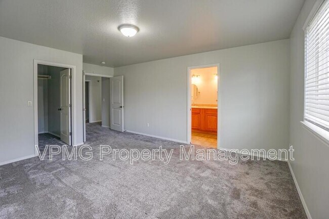 Building Photo - 9819 NE 86th St