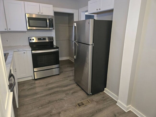 Building Photo - Charming 3-Bedroom Property in Prime Location