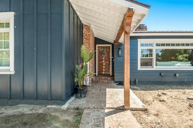 Building Photo - 1531 W Laurel Ave
