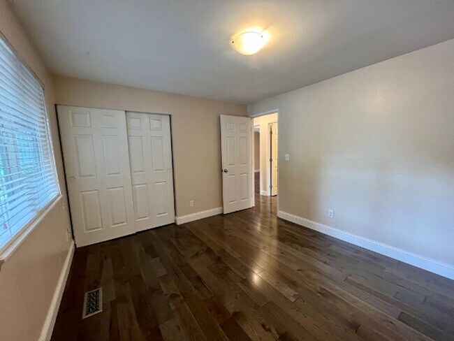 Building Photo - 7120 Sierra Dr SE