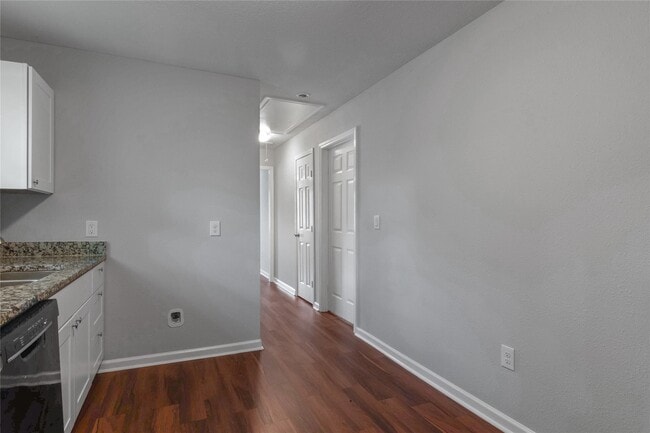 Building Photo - 3621 Mainer St