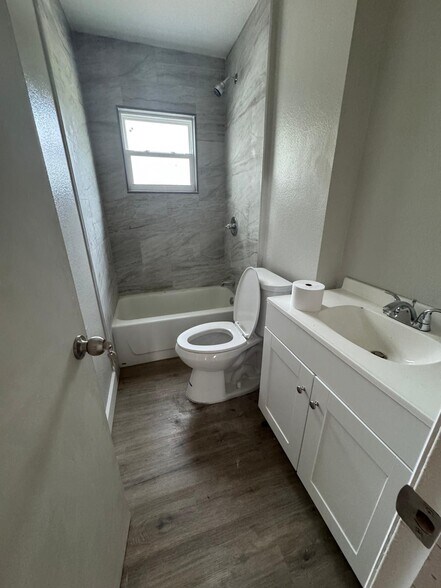 Building Photo - 2420 Edwin St NE