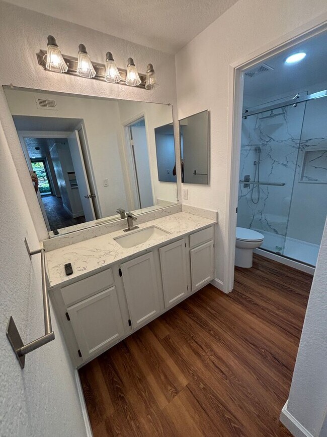 Building Photo - 495 Canyon Oaks Dr
