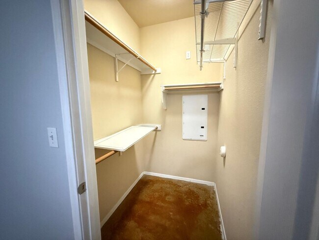 Building Photo - 910 W 25th St