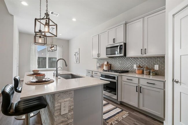 Building Photo - 14261 Lake Lodge Dr