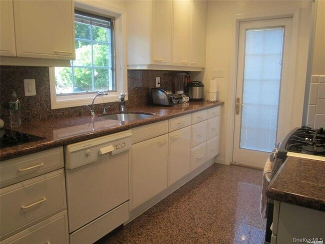 Building Photo - 64 Old Pond Rd