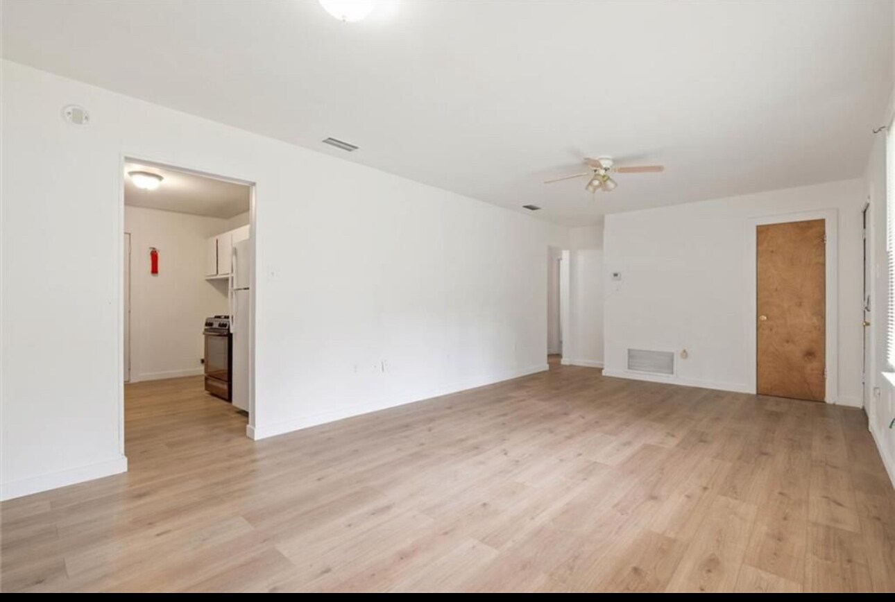 Building Photo - 1208 Creekway Dr